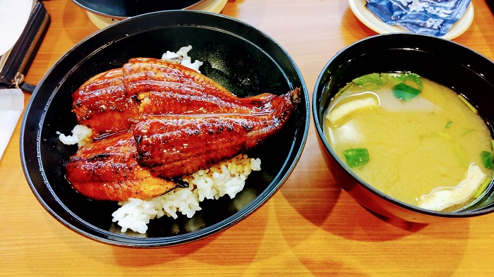 くら寿司の特上うな丼アサリの味噌汁1,220円　