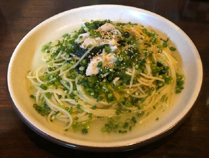 蒸し鶏とほうれん草のパスタ